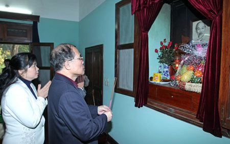 Chủ tịch Quốc hội Nguyễn Sinh Hùng dâng hương trên bàn thờ Bác Hồ dịp Tết Giáp Ngọ 2014. Ảnh: TTXVN