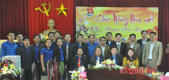Cán bộ đoàn hai tỉnh Nghệ An- Bolikhamxay chụp ảnh lưu niệm