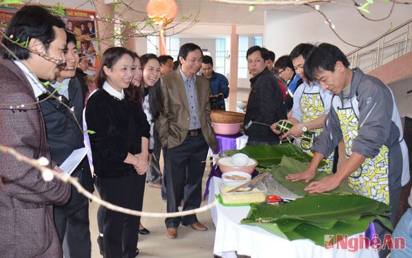 Đây là năm thứ 2 Báo Nghệ An tổ chức các cuộc thi gói bánh chưng, bánh tét trong lễ ngày hội đón xuân.