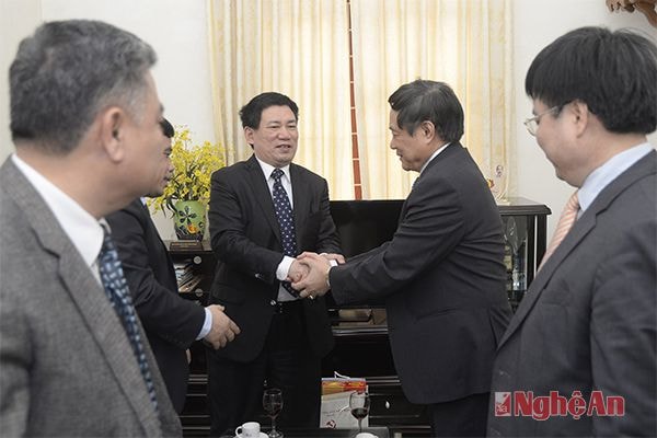 Đồng chí Bí thư và đoàn  thăm hỏi chúc tết PGS-TS Nguyễn Trung Chính