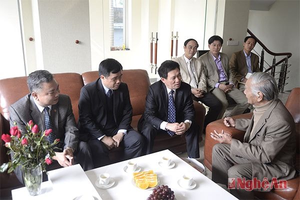 Đồng chí Bí Thư và đoàn nghe nhạc sỹ Ánh Dương kể về sự ra đời của bài hát Chào em co gái Lam Hồng