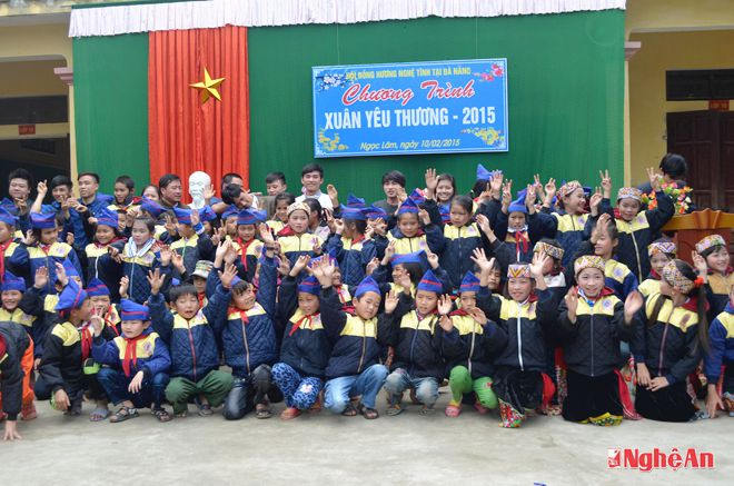 Ban tổ chức Câu lạc bộ Tình nguyện Nghệ Tĩnh tại Đà Nẵng đến thăm và tặng quà cho các em học sinh trường Tiểu học Hương Tiến – xã Ngọc Lâm (Thanh Chương).