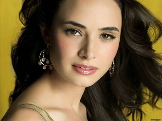 Các cô gái Argentina thường có màu tóc gốc là nâu đậm, đen giống như chân dài Mia Maestro.