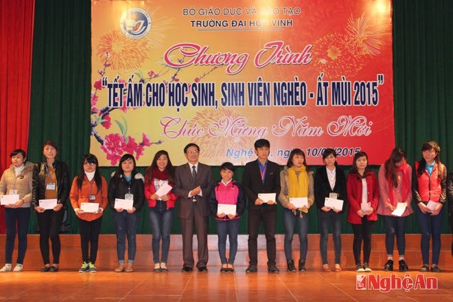 Trao quà Tết cho học sinh, sinh viên nghèo
