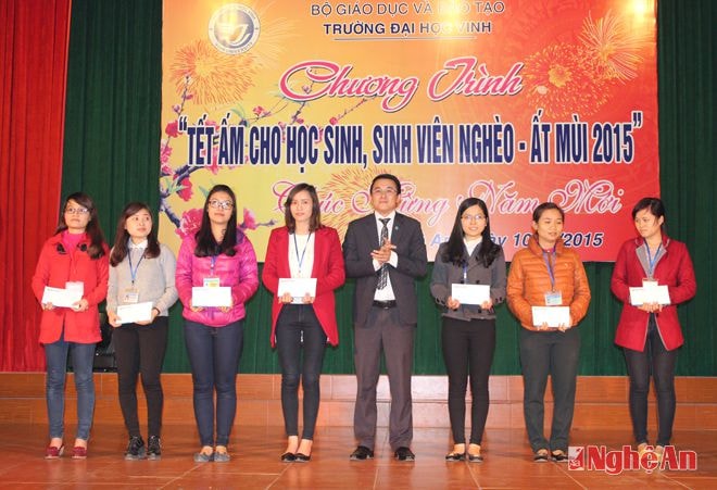 Đại diện các doanh nghiệp tặng học bổng cho sinh viên nghèo học giỏi