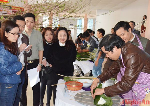 Một trong những chương trình đã trở thành truyền thống trong ngày hội chào năm mới của Báo Nghệ An là hội thi gói bánh chưng, bánh tét.