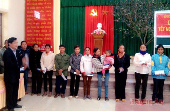 Đồng chí Hồ Ngọc Sỹ tặng quà tết cho hộ nghèo tại xã Tân Thắng