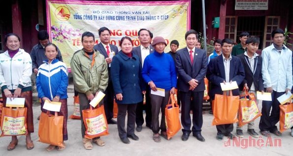 Ông Nguyễn Thái Tường - Phó bí thư thường trực đảng ủy Tổng Công ty  trao quà cho bà con