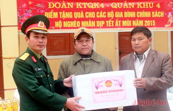 Thừa ủy quyền của Bộ Tư lệnh Quân khu, Đoàn KT-QP 4 trao quà cho đồng bào nghèo xã Mường Ải, huyện Kỳ Sơn.
