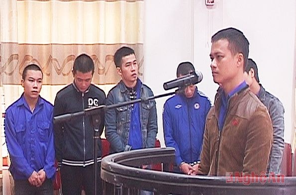 Các đối tượng tại phiên tòa xét xử lưu động.
