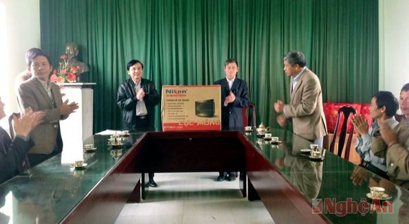 Đồng chí Nguyễn Như Khôi trao tặng ti vi cho  các xã.