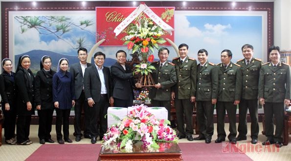 Đại diện Tòa giám mục tặng hoa chúc mừng cán bộ, chiến sỹ Công an Nghệ An.