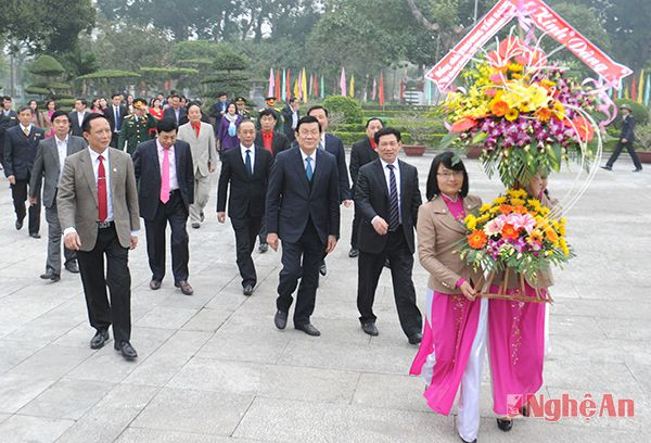 Chủ tịch và đoàn đã đến  dâng hoa tại  Khu di tích Kim Liên