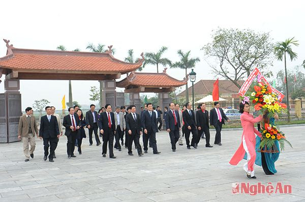 Dâng hoa tại nhà tưởng niệm Tổng bí thư Lê Hồng Phong