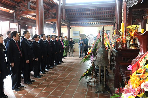 Lễ dâng hương, dâng hoa và tưởng niệm Tổng Bí thư Lê Hồng Phong