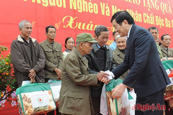 Tăng quà cho 100 hộ nghèo huyên Đô Lương