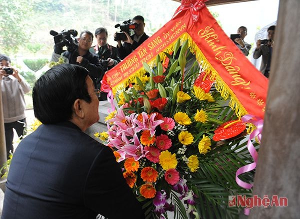 Dâng hoa tại Khu lăng mộ Vua Mai