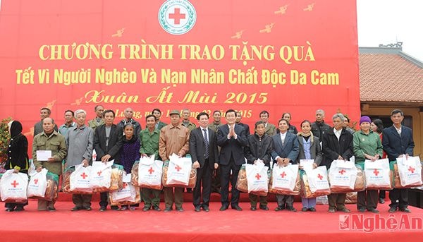 Chủ tịch nước Trương Tấn Sang và Bí Thư Tỉnh ủy Hồ Đức Phớc tặng quà cho hộ ngheo