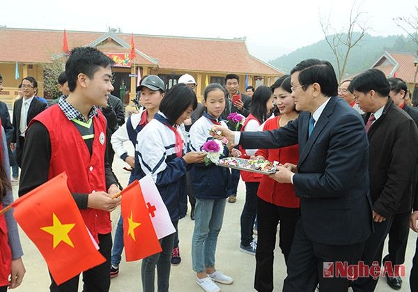 Chủ tịch Trương Tấn Sang  phát kẹo cho học sinh tiếu học xã Mỹ Sơn, Đô Lương