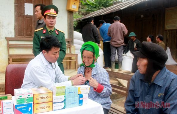 Cán bộ Đoàn KT-QP 4 khám, tư vấn sức khỏe, cấp thuốc miễn phí cho đồng bào các dân tộc thiểu số xã Nậm Càn, Kỳ Sơn.
