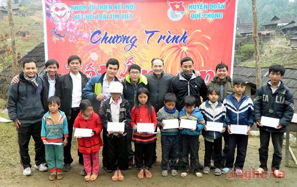 Trao học bổng cho các học sinh nghèo tại Huồi Mới