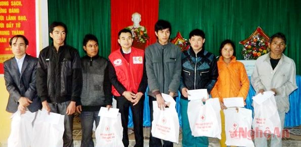 Tặng quà Tết cho đồng bào nghèo tại Nậm Nhoóng, Quế Phong.