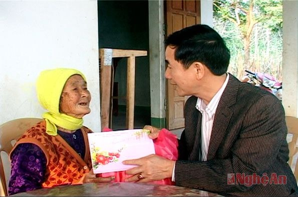 Tặng quà Mẹ Việt Nam anh hùng Ngô Thị Tiếp, xóm Bình Hải, xã Nghĩa Bình.
