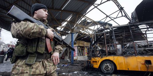 Hiện trường vụ đánh bom nơi 1 trong 2 chiếc xe buýt bị phá hủy hôm 11 tháng 2. Ảnh: Reuters/Maxim Shemetov 