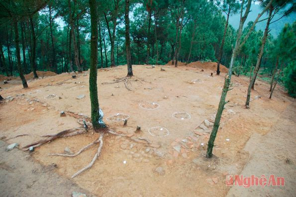 Nền móng di tích được phát hiện tại Động Lỗ Ngồi nơi phát hiện các hiện vật đất nung được nhận định có niên đại thời Trần, cách ngày nay hơn 600 năm.