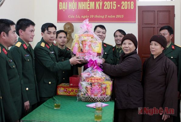 Tổ đình chùa Cần Linh thăm, tặng quà tết cho cán bộ, chiến Đảo Mắt