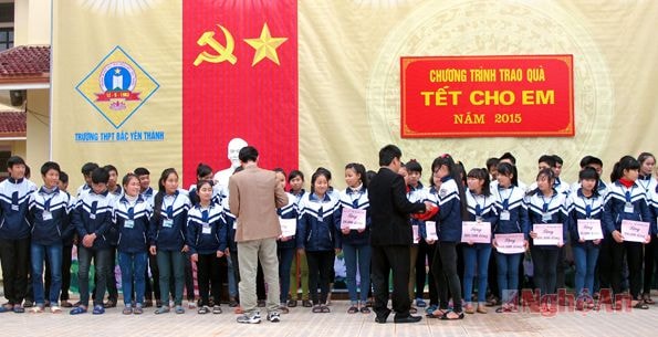 Trao quà cho các em học sinh  có hoàn cảnh khó khăn.