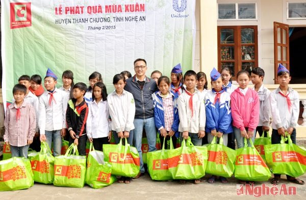 Trao quà tết cho người nghèo tại huyện Thanh Chương