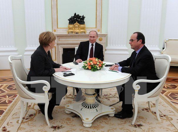 Tổng thống Nga Vladimir Putin (giữa), Thủ tướng Đức Angela Merkel (trái) và Tổng thống Pháp Francois Hollande tại cuộc hội đàm ở Moskva ngày 6/2. (Ảnh: AFP/ TTXVN)