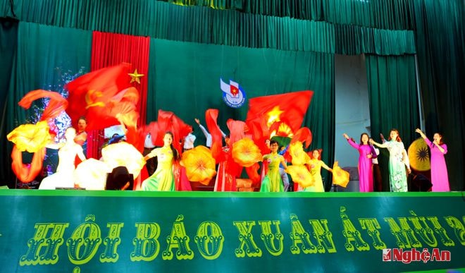 Chương trình văn nghệ chào mừng (ảnh lớn).