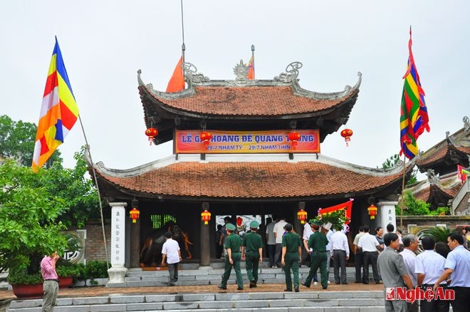 Nghi môn đền thờ Vua Quang Trung. Ảnh: trần hải