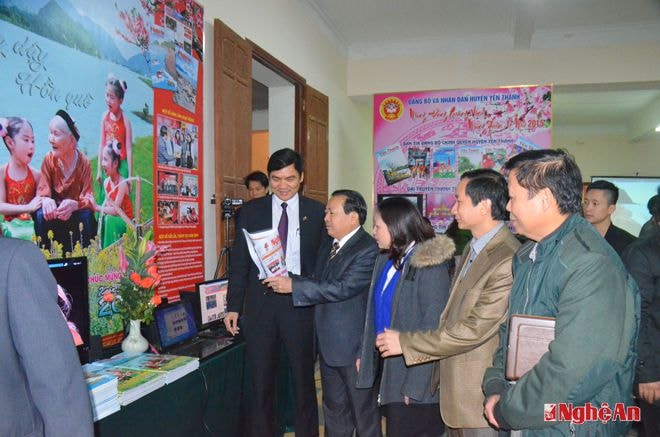 Các đại biểu tham quan gian trưng bày của Báo Nghệ An