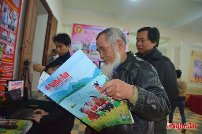 Người dân đọc báo Nghệ An tại hội báo Xuân