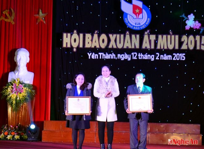 Đồng chí Đinh Thị Lệ Thanh tặng bằng khen của UBND tỉnh cho Hội nhà báo tỉnh Nghệ An và Báo Nghệ An vì thành tích xuất sắc trong Hội báo xuân toàn quốc 2015.
