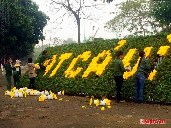 Sửa sang lại hệ thống hoa tươi tại ngã 5 Bưu điện tỉnh.