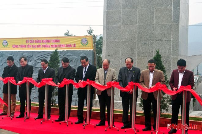 Cắt băng khánh thành