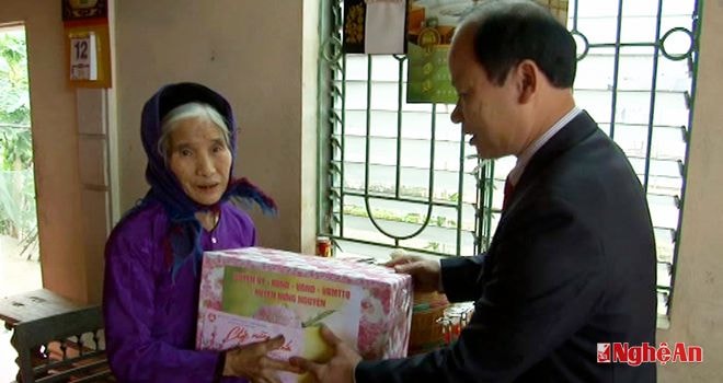 Trao quà cho gia đình chính sách