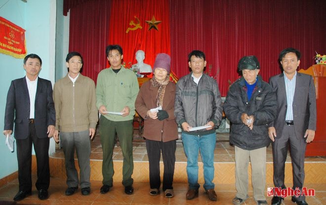 Công ty TNHH Thanh Thành Đạt trao quà tết cho người nghèo phường Quỳnh Thiện.