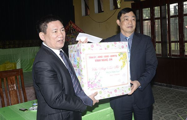 Đồng chí Hò Đức Phớc tặng quà cho Cán bộ nhân viên Làng trẻ SOS