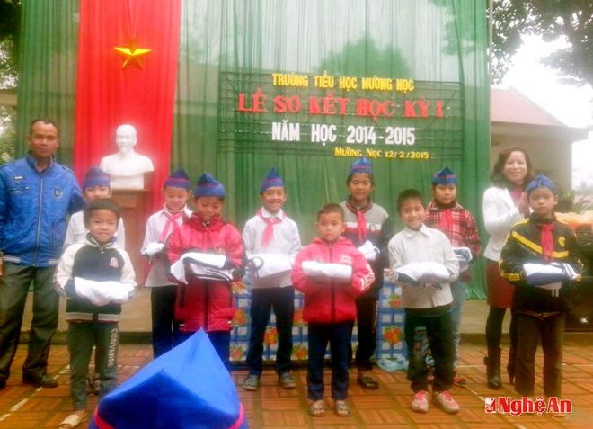 Tặng quà cho học sinh tại trường Tiểu học Mường Nọc
