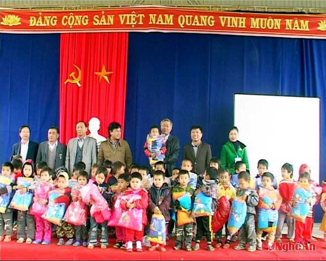 Đc Vi Văn Định, TUV, Bí thư huyện ủy trao quà cho các em trường mầm non Nghĩa Ma