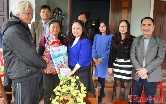 Đoàn công tác Báo Nghệ An tặng quà gia đình ông Ngô Đức Tiến