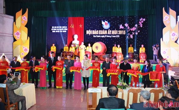 Các đại biểu cắt băng khai mạc Hội báo Xuân Ất Mùi 2015.