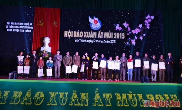 Trao tặng học bổng cho trẻ em nghèo vượt khó và quà Tết cho gia đình chính sách tại Hội báo Xuân.
