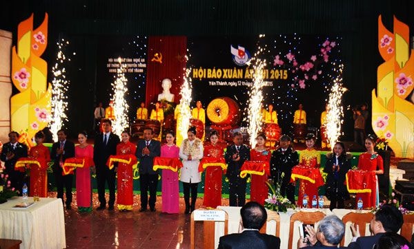 Các đại biểu cắt băng khai mạc Hội báo Xuân Ất Mùi 2015