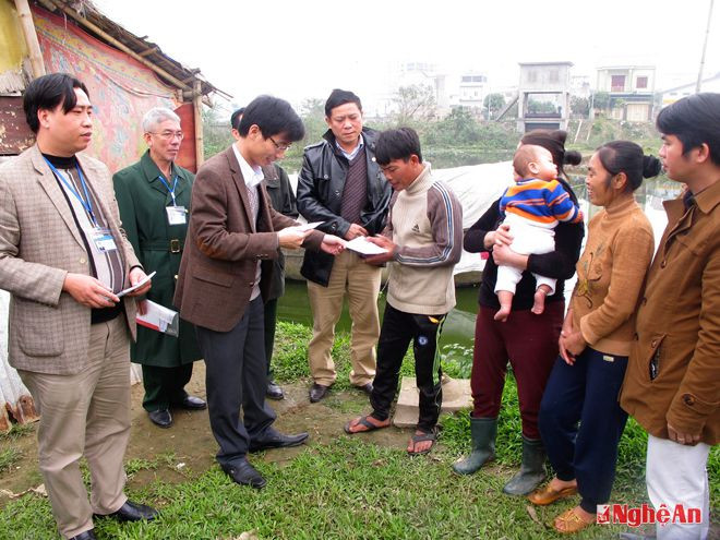 Lãnh đạo Đảng ủy – HĐND – UBND – UBMTTQ và các đoàn thể phường Vinh Tân trao quà cho các hộ vạn chài tạm trú trên sông Cửa Tiền